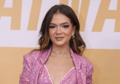 Mel Maia faz tatuagem com colegas de elenco em homenagem à novela <I>Avenida Brasil: O lixão nos uniu</i>