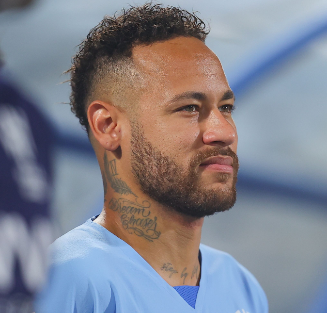 Neymar faz corte de cabelo em homenagem à filha; veja como ficou