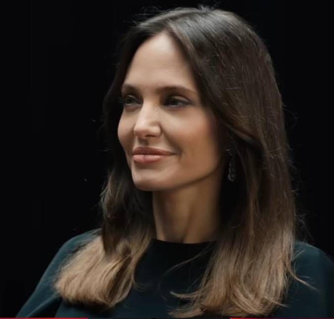 Angelina Jolie aparece irreconhecível nas gravações para novo filme biográfico da cantora de ópera Maria Callas Filme é dirigido por Pablo Larraín e ainda não possui data de estreia