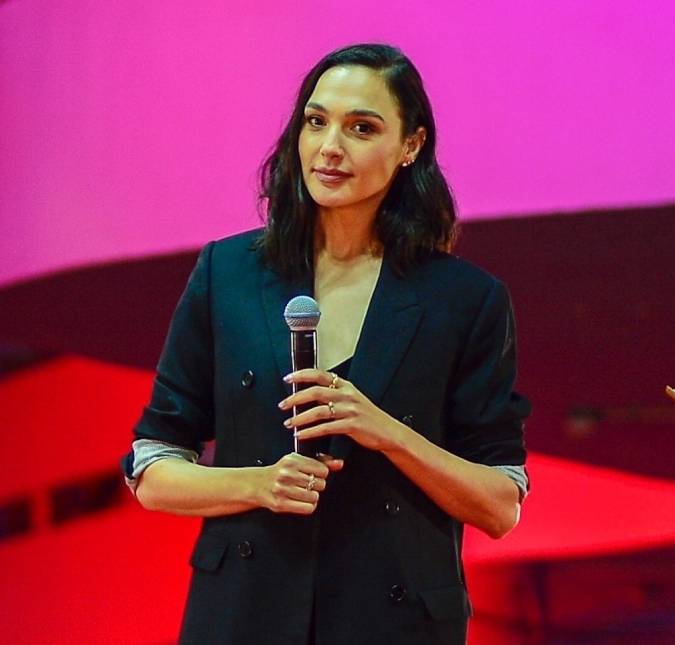 Gal Gadot pede empatia do público e diz que está <i>de coração partido</i> com os ataques na Faixa de Gaza