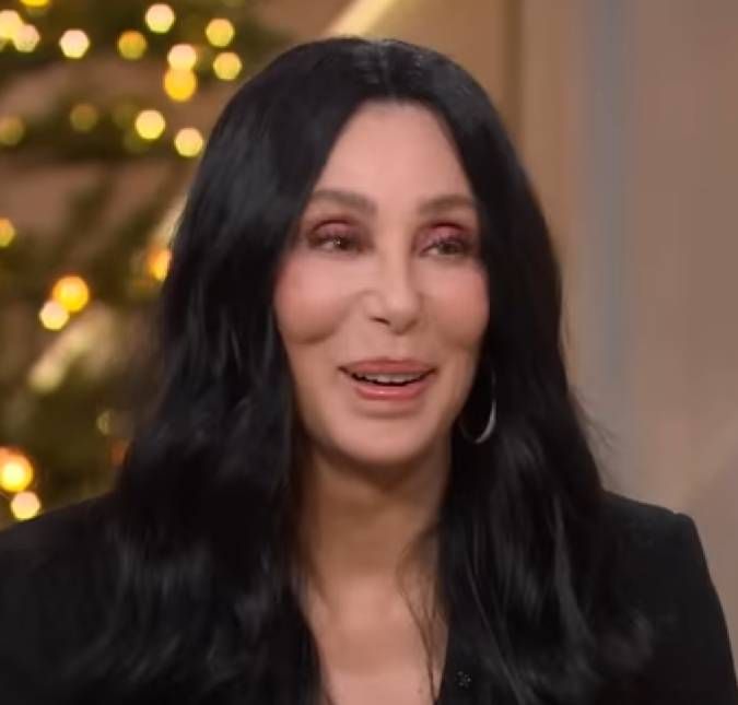 Cher se abre sobre seu relacionamento, revela revista A estrela diz nunca ser tarde demais para o amor