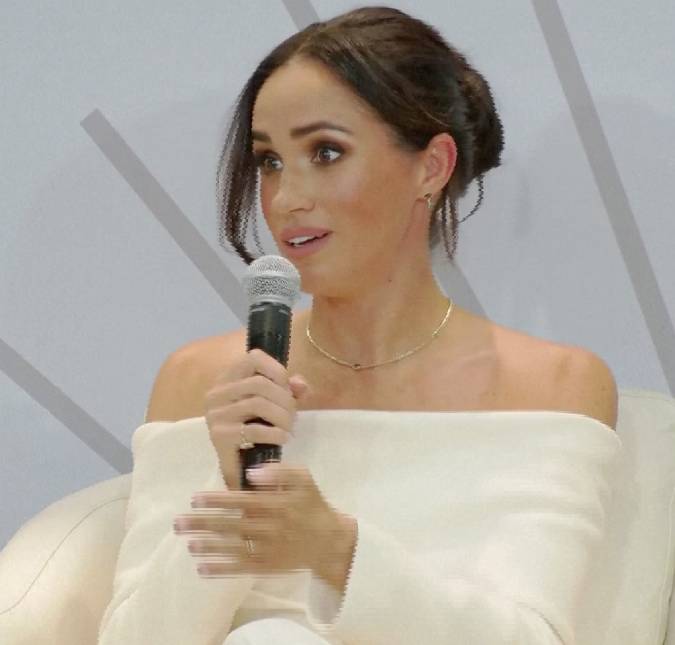 Pura elegância! Meghan Markle exala <i>glamour</i> em conferência sobre saúde mental em Nova York