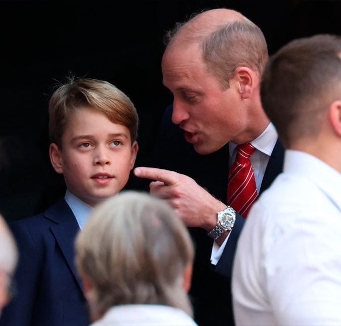 Dando bronca? Príncipe William é visto tendo conversa séria com Príncipe George durante jogo de <i>rugby</i>
