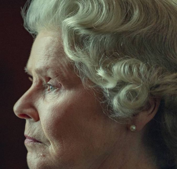 Para Imelda Staunton, atriz que deu vida a personagem de Rainha Elizabeth II, há uma facilidade e compreensão em assumir esses personagens em uma segunda temporada, já que, anteriormente, interpretou a monarca. Tenho convivido com ela por muito tempo, então, me senti mais confortável desta vez. Eu amo sua calma e sua capacidade de não ser afetada por tudo o que deve constantemente - ao longo de toda sua a vida - ter acontecido ao seu redor. Para Imelda Staunton, atriz que deu vida a personagem de Rainha Elizabeth II, há uma facilidade e compreensão em assumir esses personagens em uma segunda temporada, já que, anteriormente, interpretou a monarca. Tenho convivido com ela por muito tempo, então, me senti mais confortável desta vez. Eu amo sua calma e sua capacidade de não ser afetada por tudo o que deve constantemente - ao longo de toda sua a vida - ter acontecido ao seu redor.