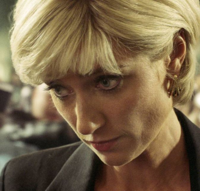 Em entrevistas divulgadas pela Netflix, a atriz Elizabeth Debicki, responsável por interpreta Princesa Diana, revelou seu sentimento em relação ao seu papel de destaque na temporada. - Acho que é um desafio realmente único como atriz retratar aqueles dias. Eu realmente confiei no plano que Peter criou para seguirmos. É a interpretação dele e acho que fez sentido emocional para mim, então me agarrei a isso. Porque, obviamente, é devastador, tenso e nunca poderemos saber. Em entrevistas divulgadas pela Netflix, a atriz Elizabeth Debicki, responsável por interpreta Princesa Diana, revelou seu sentimento em relação ao seu papel de destaque na temporada. - Acho que é um desafio realmente único como atriz retratar aqueles dias. Eu realmente confiei no plano que Peter criou para seguirmos. É a interpretação dele e acho que fez sentido emocional para mim, então me agarrei a isso. Porque, obviamente, é devastador, tenso e nunca poderemos saber.