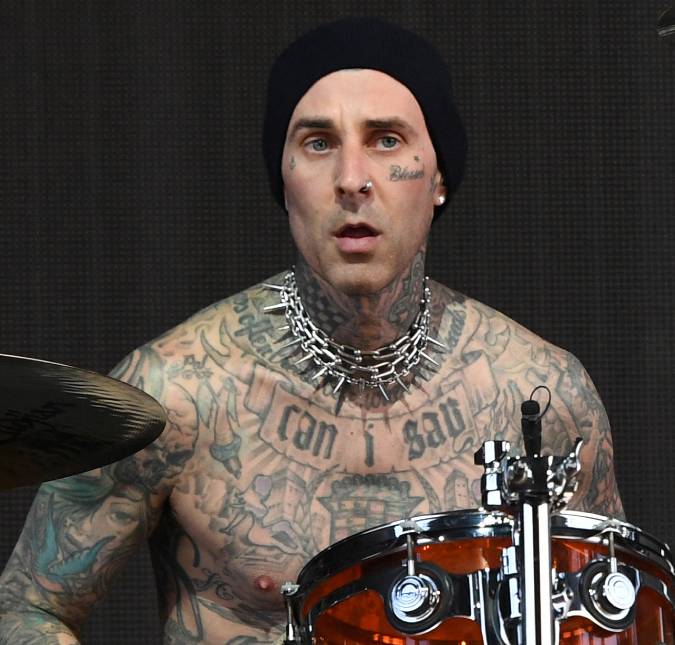 Travis Barker choca seguidores ao compartilhar foto de mão machucada