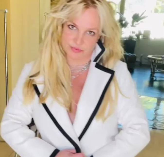 Em meio à polêmicas, Britney Spears dança com facas em vídeo nas redes sociais