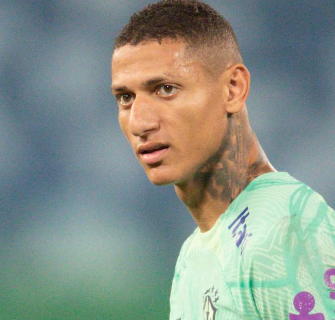 Richarlison deixa o bumbum à mostra em rede nacional durante jogo do Brasil