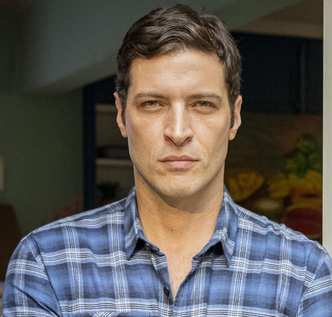 No ar em <i>Terra e Paixão</i>, Leandro Lima posa sem camisa e Rafa Vitti brinca: <i>Vai devagar, delegado</i>