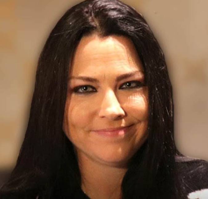 Amy Lee, do <i>Evanescence</i>, é flagrada em ônibus em São Paulo