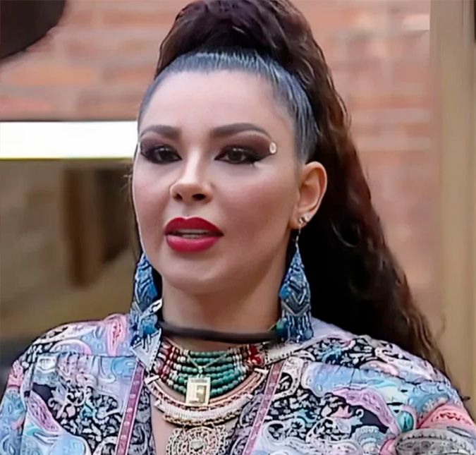 Em A Fazenda 15, Jenny Miranda encontra calcinha de peoa e faz questão de expor: Tinha cocô A peça íntima era de Kally e acabou virando fofoca entre os participantes