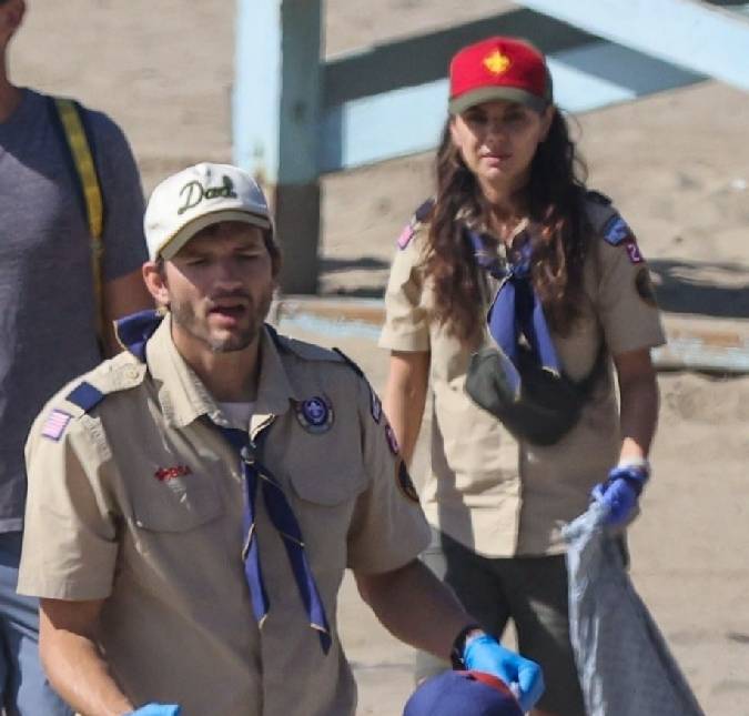 Mila Kunis e Ashton Kutcher são vistos liderando escoteiros em operação de limpeza