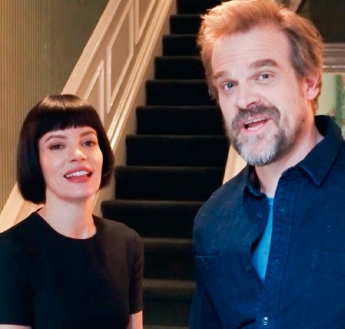 Casamento em crise? Lily Allen para de seguir David Harbour nas redes sociais e levanta suspeitas de fim de relacionamento A cantora e o ator estão juntos há três anos e trocaram as alianças em 2020, em Las Vegas, nos Estados Unidos