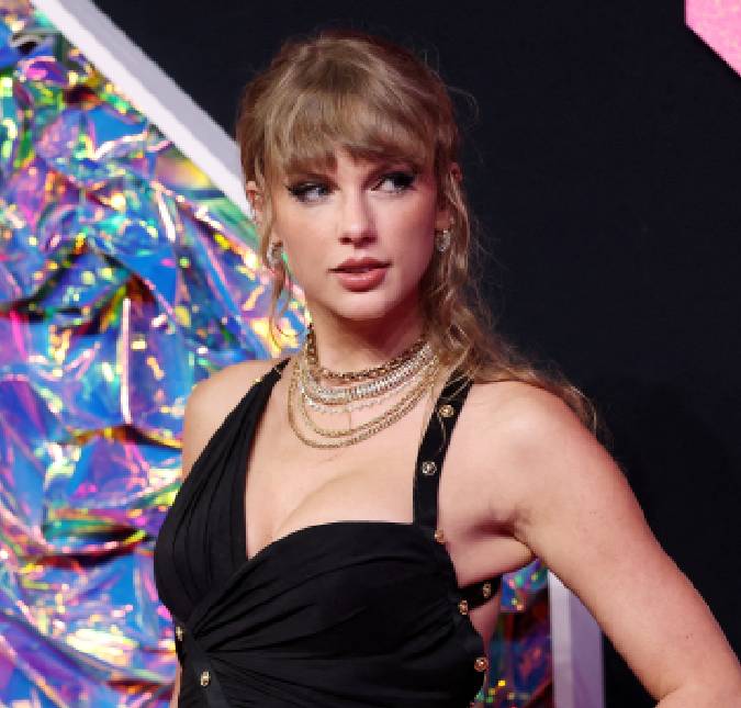 Taylor Swift relança <i>1989</i> e divide opiniões dos fãs sobre o clássico <i>cardigan</i>