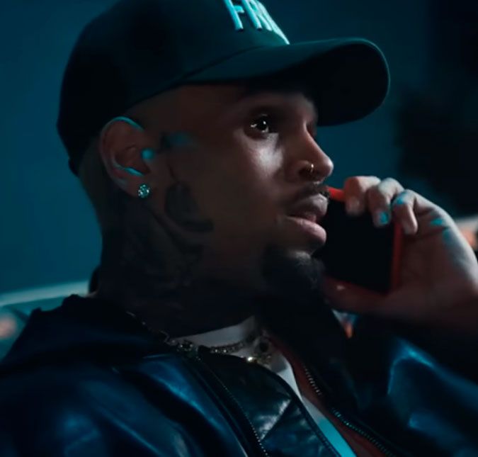 Chris Brown está sendo processado por supostamente espancar um homem, diz revista O cantor teria deixado a vítima com várias lesões