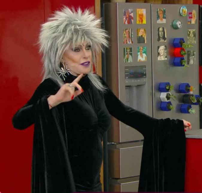 Ana Maria Braga se fantasia para o <I>Halloween</i> e apresenta <I>Mais Você</i> em grande estilo