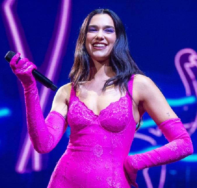 Dua Lipa surpreende ao aparecer lambendo próprio reflexo em <i>teaser</i> de nova música; confira!