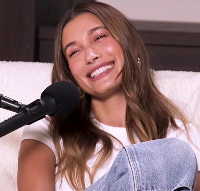 Hailey Bieber é outra que ama muito o Brasil, afinal, ela tem família por aqui. Ela é filha da brasileira Kannya Baldwin e passou alguns anos de sua infância morando em Minas Gerais. Apesar de não falar o idioma de forma fluente, ela consegue se virar muito bem.