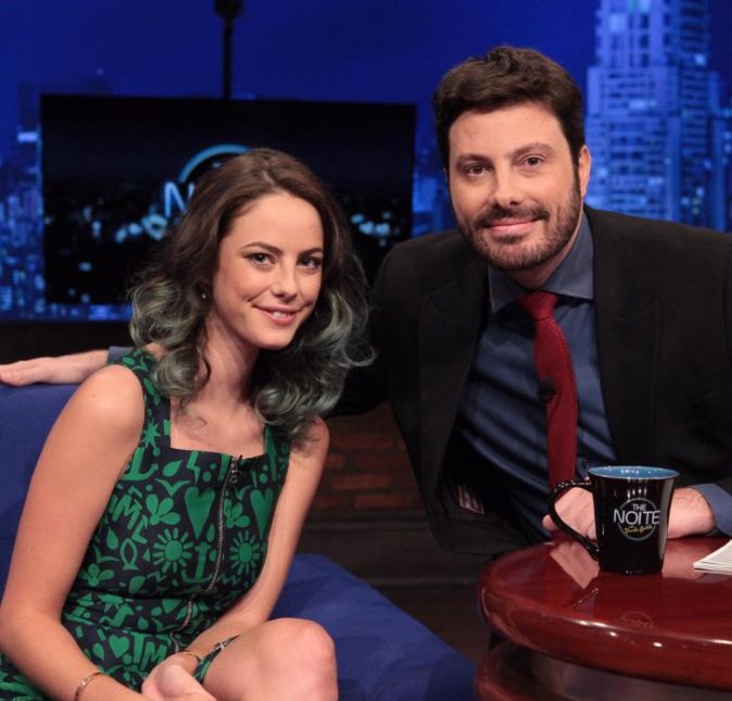 Kaya Scodelario bombou nas telinhas em Skins e Maze Runner e pegou os fãs de surpresa ao conceder uma entrevista para Danilo Gentilli durante sua passagem pelo Brasil, isso porque ela consegue falar português muito bem! O segredo? Ela foi criada em São Paulo, pelos avós maternos.