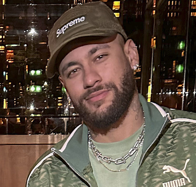 Em meio a polêmica, Neymar Jr. é hospitalizado e recebe carinho da irmã: <i>Deus está no controle</i>