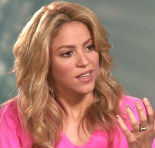 Shakira, Hailey Bieber, Ricky Martin... Confira as celebridades internacionais que falam português