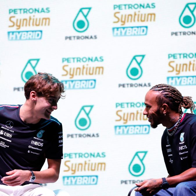 Piloto de <i>Fórmula 1</i> George Russell afasta rumores sobre brigas com Lewis Hamilton: <i>- Nós temos uma relação muito próxima</i>