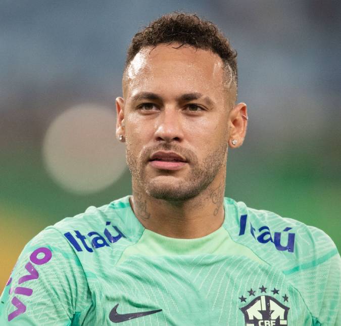 Neymar Jr. tranquiliza fãs após realizar cirurgia no joelho: <I>Foco na recuperação</I>
