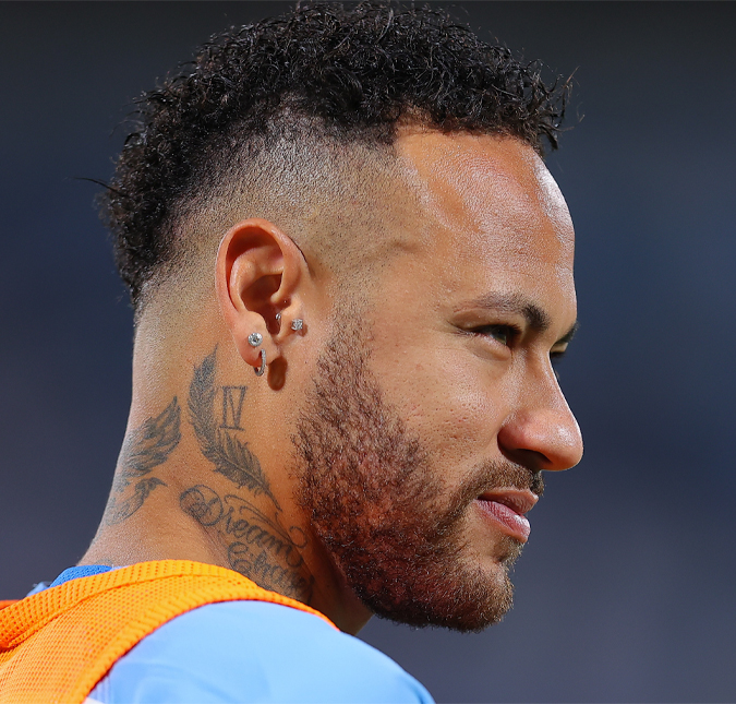 Pai de Neymar Jr. mostra o jogador em chamada de vídeo com o filho após cirurgia: <i>Tudo certo</i>