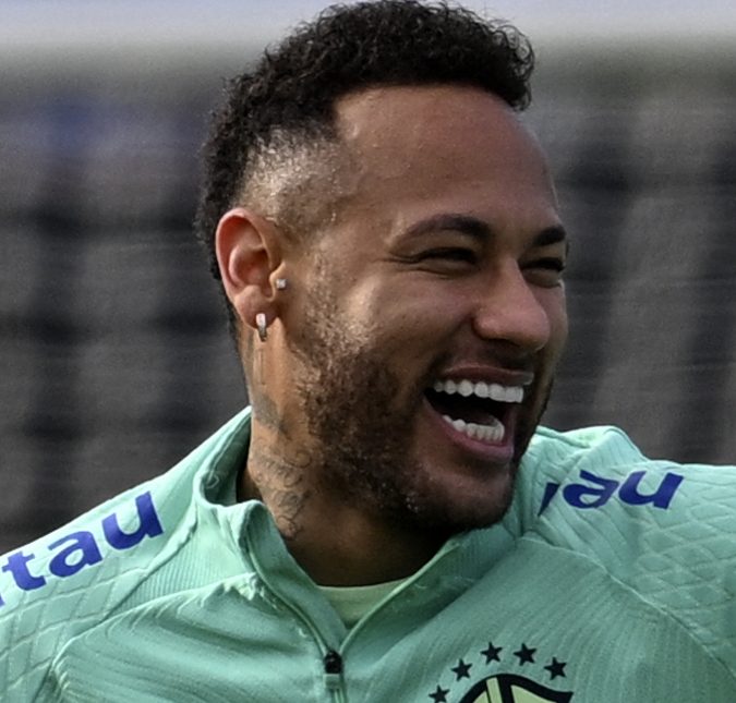Neymar Jr. recebe alta após cirurgia no joelho