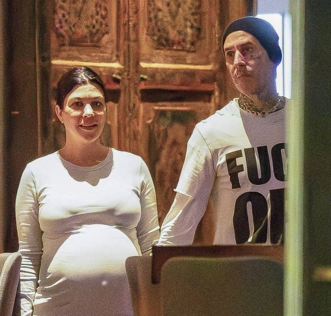 Kourtney Kardashian e Travis Barker dão boas-vindas ao primeiro filho, diz revista