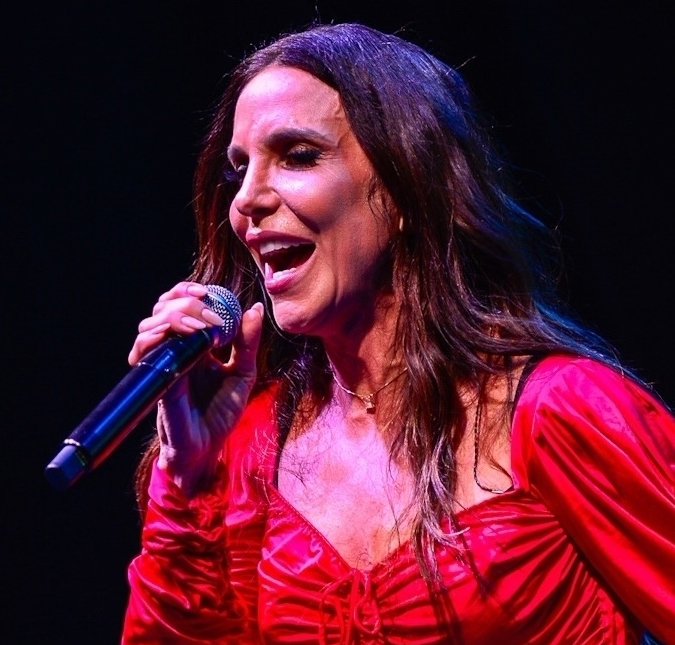 Ivete Sangalo para <i>show</i> e chama atenção de foliã que criticou sua música: <i>- Vou cantar quantas vezes eu quiser</i>