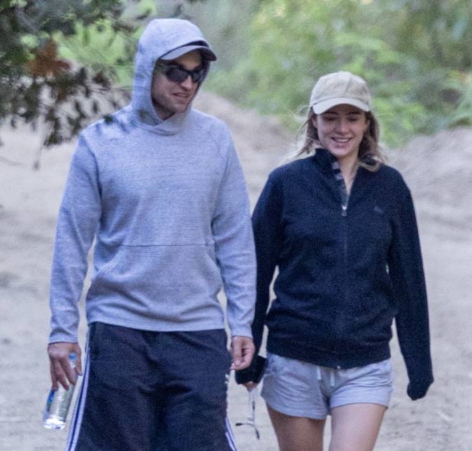 Após rumores de gravidez, Robert Pattinson e namorada são flagrados de mãos dadas