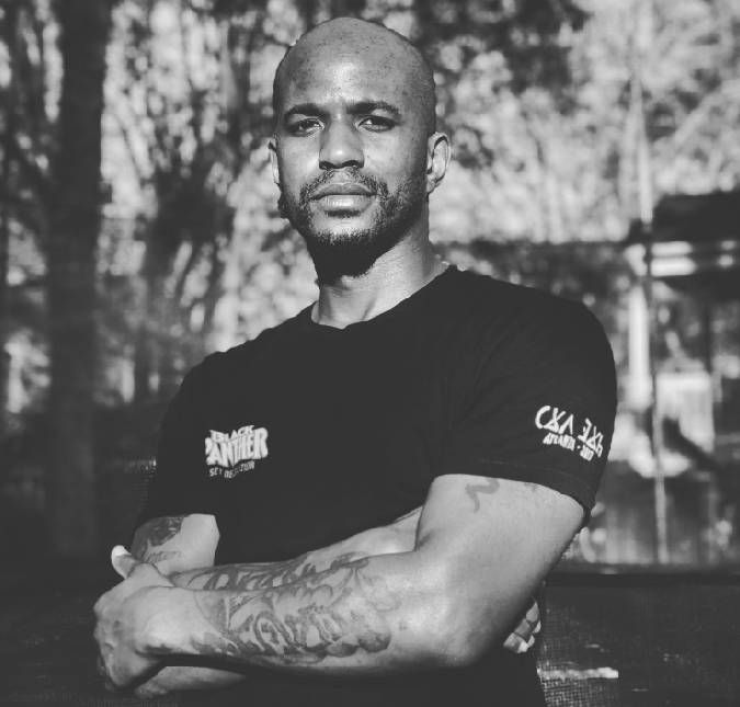 Dublê de Pantera Negra morre com os três filhos em acidente de carro Mãe do ator lamenta a perda: Todos que o conheceram e encontraram sabem o quão especial Taraja era