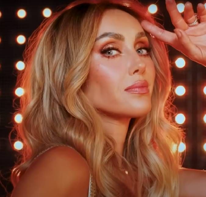 Filho de Anahí sobe no palco durante show do RBD e encanta web O pequeno Manuel se divertiu ao som de Rebelde