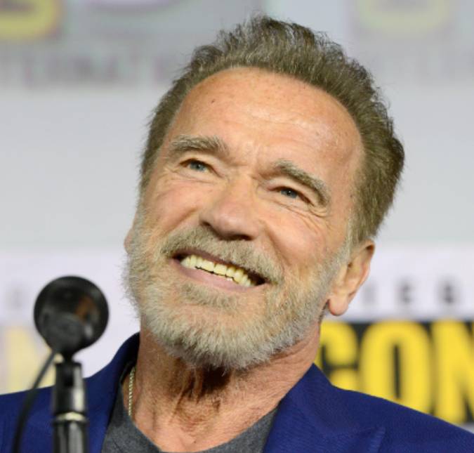 Arnold Schwarzenegger é visto beijando outra loira misteriosa apesar de estar namorando há dez anos