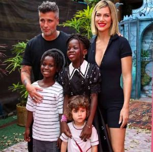 Em meio à polêmica com Fernanda Paes Leme, Bruno Gagliasso posta foto com a família e declara: <i>Nada é mais importante do que vocês</i>
