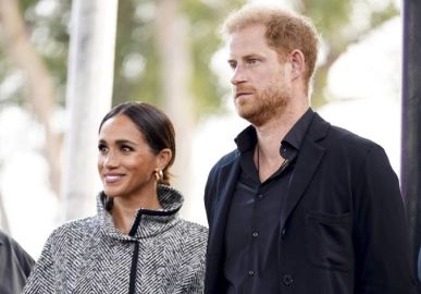 Mãe de Meghan Markle decide morar com a filha e Príncipe Harry para ajudá-los em <i>tempos difíceis</i>, diz jornal