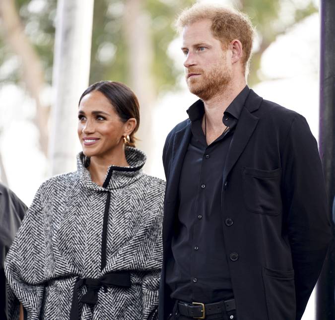 Príncipe Harry e Meghan Markle surpreendem ao adotar galinha de estrela de hollywoodiana