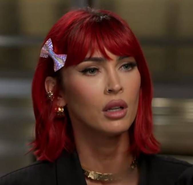 A atriz está noiva do cantor Machine Gun Kelly