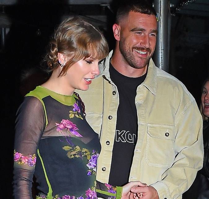 Taylor Swift e Travis Kelce prometeram se casar durante o Ano Novo, mas estão esperando para oficializar, diz site Fontes disseram que o casal aguarda o fim do SuperBowl e da The Eras Tour