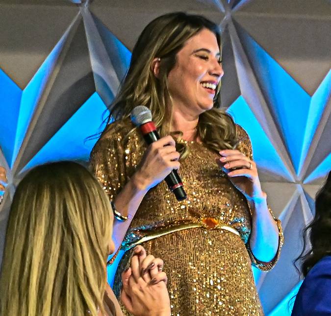 No <i>Teleton</i>, Rebeca Abravanel revela sexo do bebê com Alexandre Pato; veja!