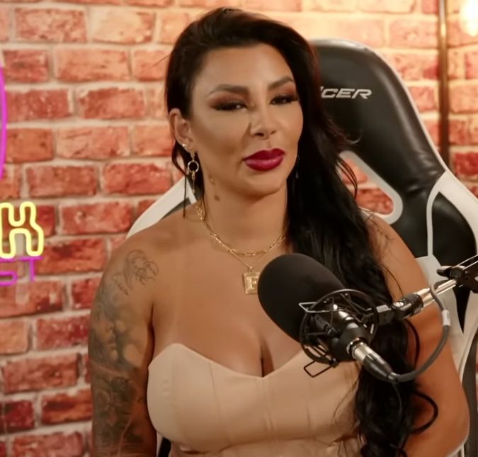 Jenny Miranda se pronuncia após internação e nega desentendimento com namorado: Não teve briga em momento algum A influenciadora gravou alguns vídeos em suas redes sociais