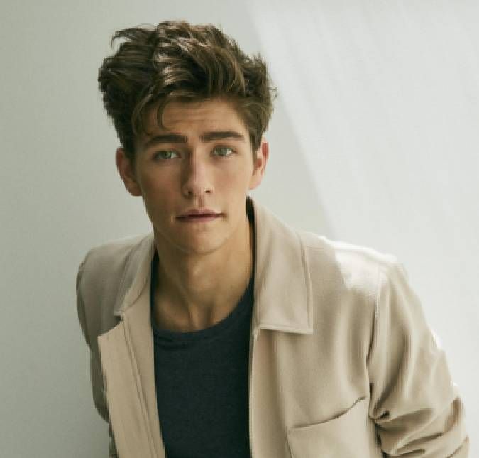 Ator da Netflix é diagnosticado com tumor cerebral e marca cirurgia de retirada Barton Cowperthwaite chegou a abrir vaquinha para pedir ajuda com os custos