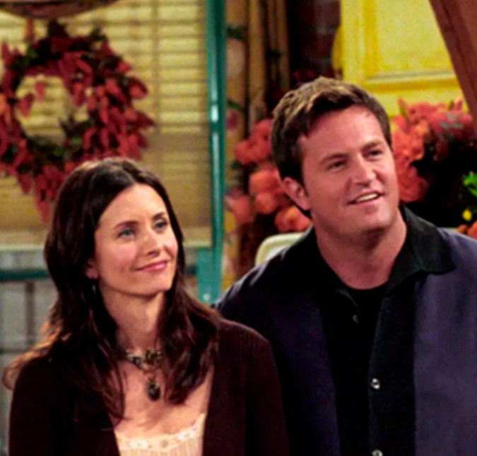 Courteney Cox fala pela primeira vez sobre a morte de Matthew Perry e conta qual foi sua cena favorita de gravar com o ator de <I>Friends</i>