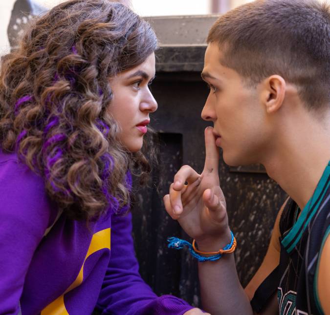 João Guilherme e Maisa gravam cena se beijando para série e vídeo viraliza na <i>web: Queria morar nesse beijo</i>