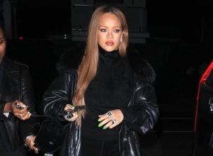 Rihanna esbanja <i>glamour</i> em <i>look all black</i> para jantar nos Estados Unidos