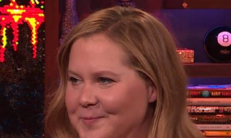 Amy Schumer revela diagnóstico de síndrome de <i>Cushing</i> após fãs questionarem rosto inchado