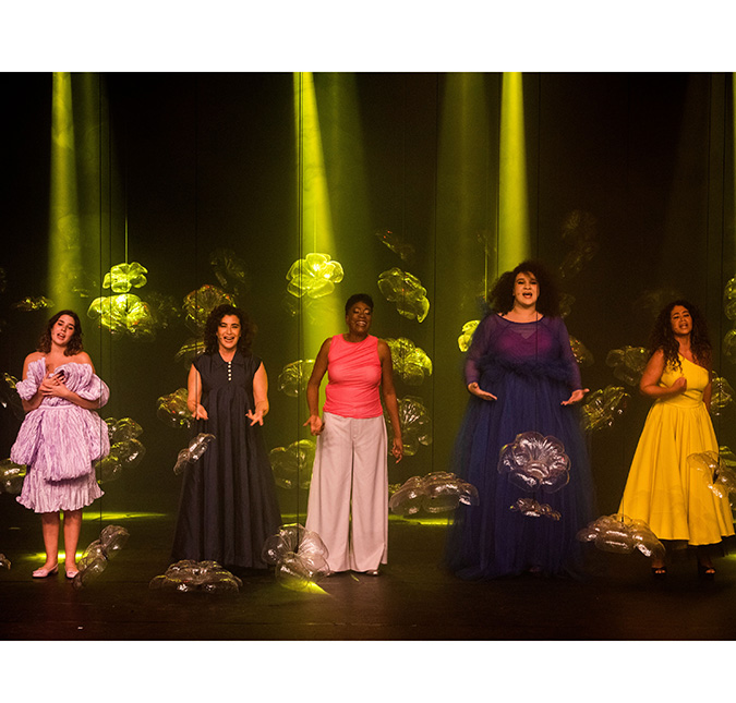 Filha de Heloisa Périssé estreia nos palcos com o musical em homenagem a Djavan