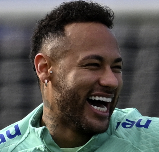 Neymar Jr. encanta ao publicar foto da filha com uniforme do Brasil: <i>Preparados para torcer</i>