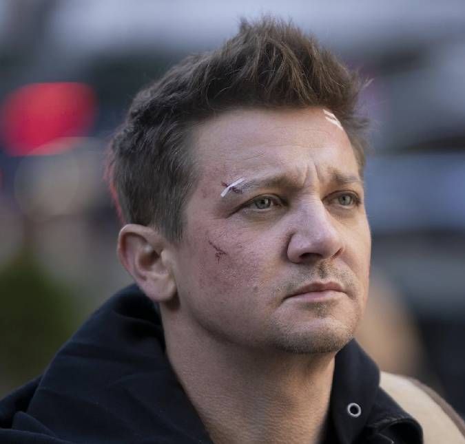 O ator publicou um vídeo saltitando pelas ruas